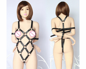 Musta nahkainen body harness naisille